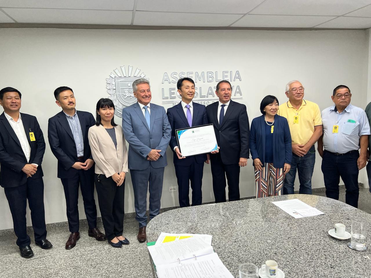 Deputado Hashioka entrega Diploma de Ilustre Visitante ao embaixador do Japão no Brasil
