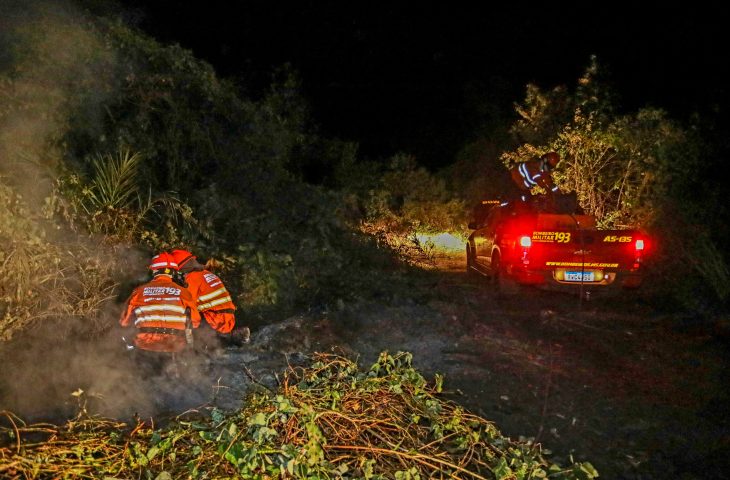 Frente fria favorece combate aos incêndios, e trabalho do Corpo de Bombeiros volta a invadir a noite