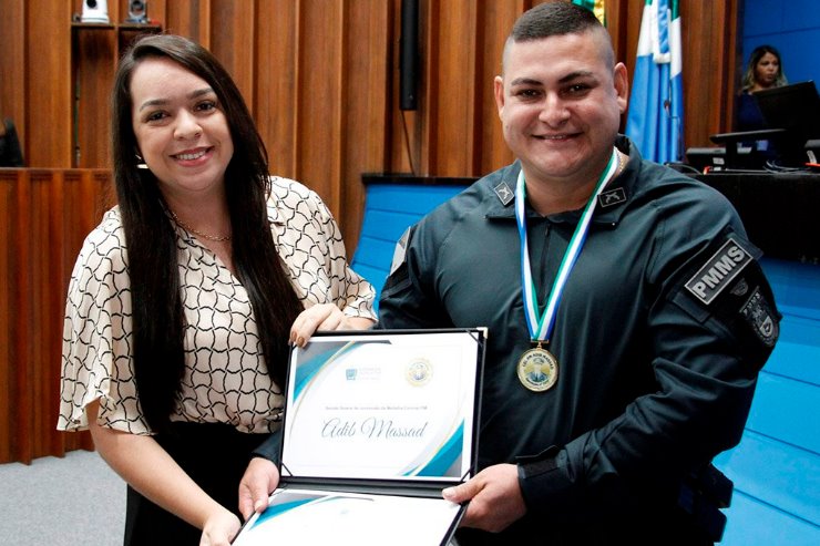 Deputado Jamilson Name condecora Cabo da PMMS com a Medalha Coronel PM Adib Massad