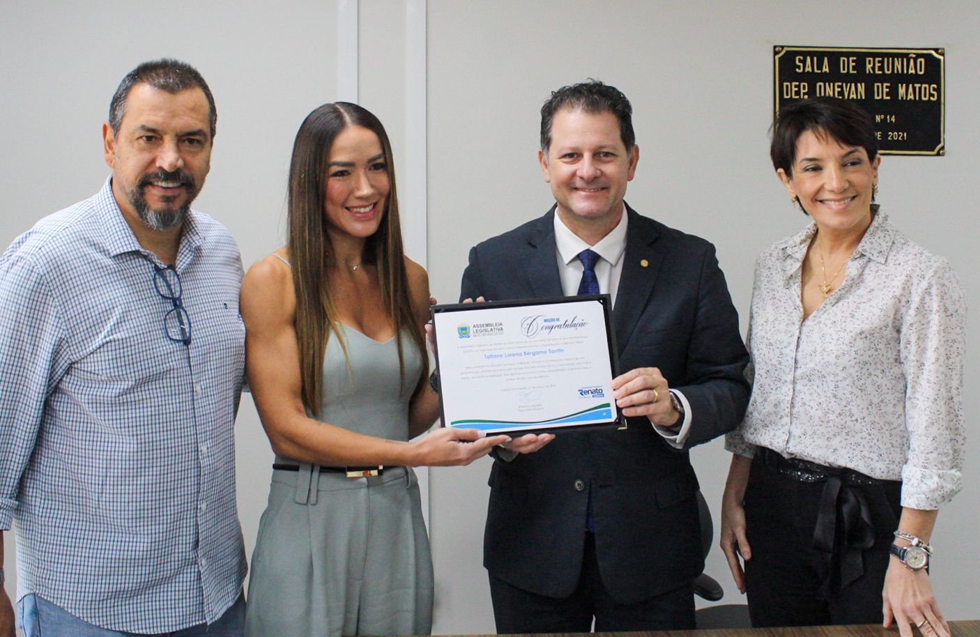 Renato Câmara entrega Moção de Congratulação da ALEMS à atleta Tatiane Bérgamo por conquista da medalha "Six Majors"