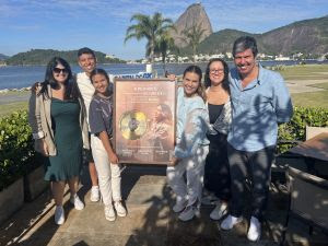 Aline Barros recebe quadro comemorativo por mais de 260 milhões de reproduções no álbum "Minha Oração" e certificações de sucessos do projeto