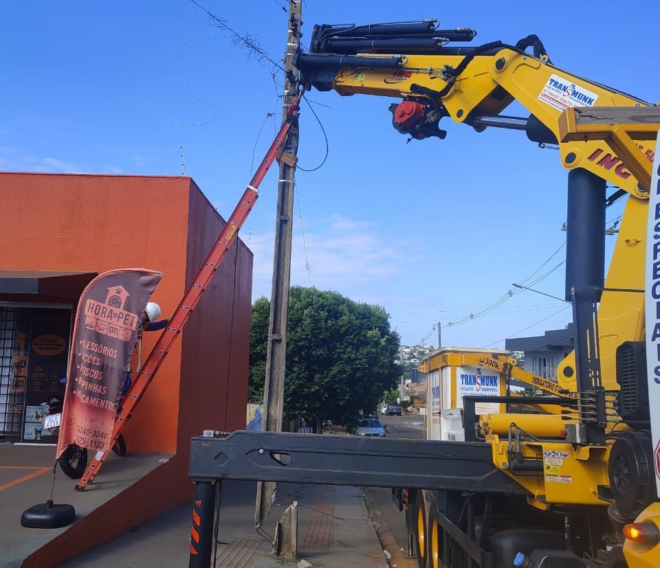 Atendendo solicitação de Ronilço Guerreiro, poste quebrado na região do Seminário é retirado