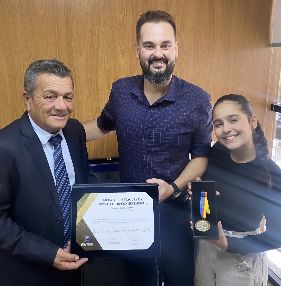 Vereador Delei Pinheiro entrega medalha de reconhecimento para Enéas José de Carvalho Netto