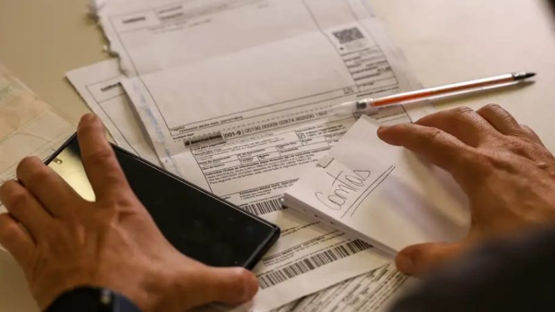 Salário mínimo de R$ 1.621 começa a ser pago nesta segunda