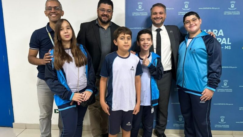 Vereador Leinha recebe alunos do Colégio Adventista (CAJE) durante a Semana da Bíblia
