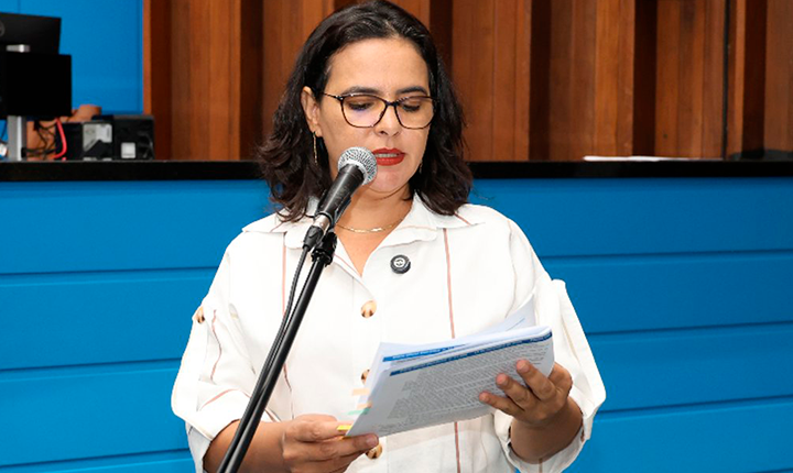 Professora Gleice Jane entrega emenda para aquisição de projetores em escola estadual de Campo Grande