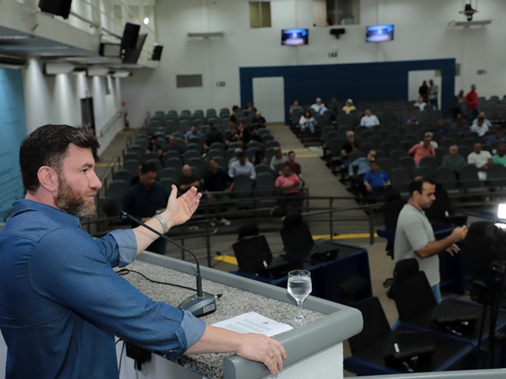Audiência pública na Câmara debate terrenos baldios e Maicon Nogueira reforça necessidade de medidas mais eficazes