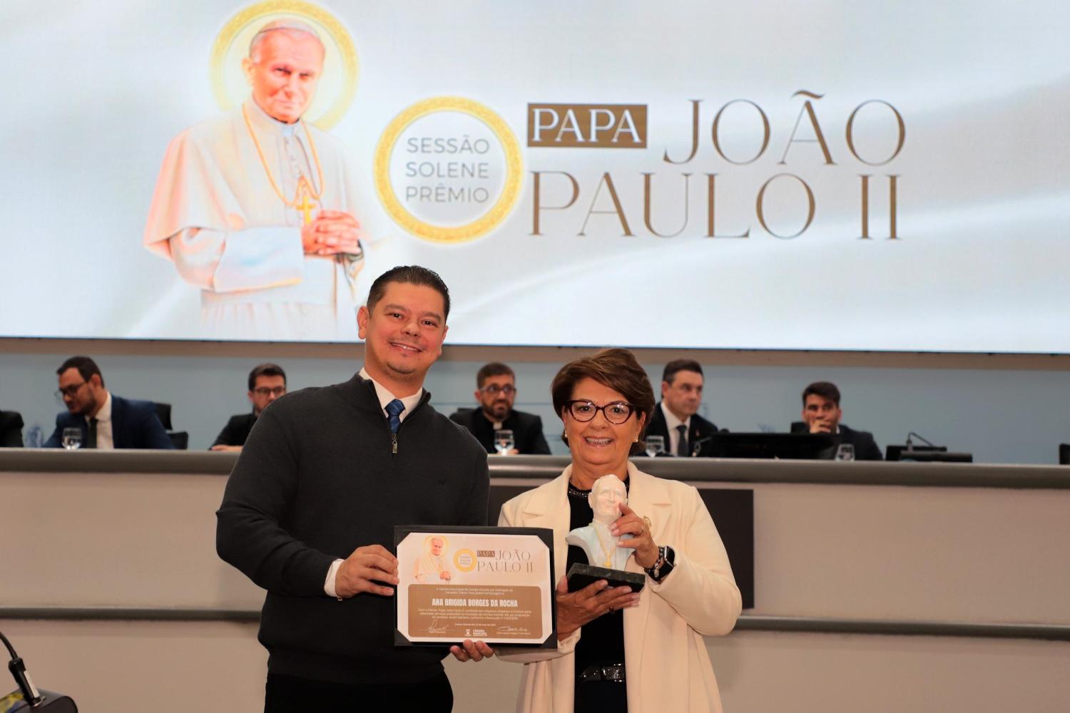 Vereador Otávio Trad entrega medalha Papa João Paulo II