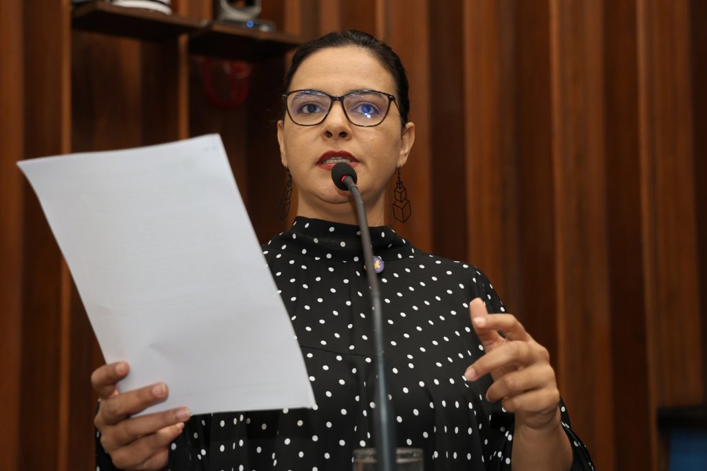 Deputada Gleice Jane critica política educacional de Eduardo Riedel e alerta para “projeto contra professores”