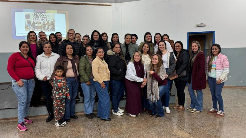 Com olhar de mãe atípica, Lia Nogueira participa de formação sobre Educação Especial