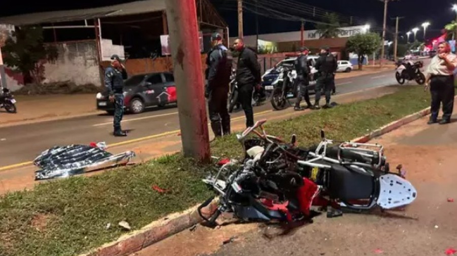 Fugindo da polícia motociclista morre na batida contra o poste