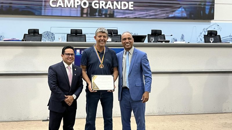 Vereador Junior Coringa entrega Medalha Juvêncio César da Fonseca ao cinegrafista Marcus Vinnicius em reconhecimento à sua trajetória profissional
