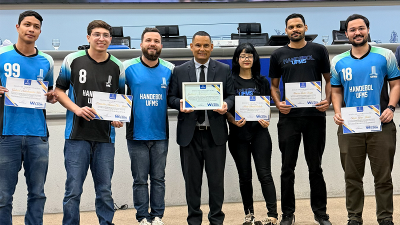 Vereador Wilson Lands homenageia campeões universitários de handebol da UFMS