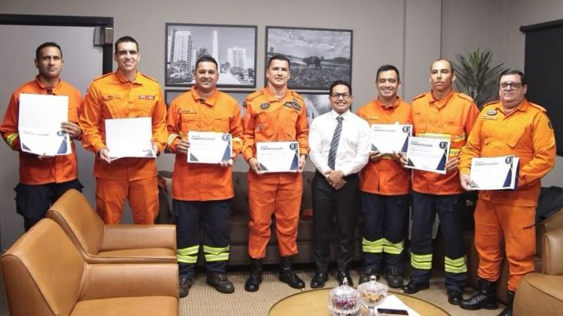 Presidente Papy homenageia bombeiros militares com Moção de Congratulação pelo fortalecimento da Corporação