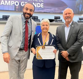 Professor Juari homenageia Dalva Caramalac com Medalha Destaques da Década de Reconhecimento