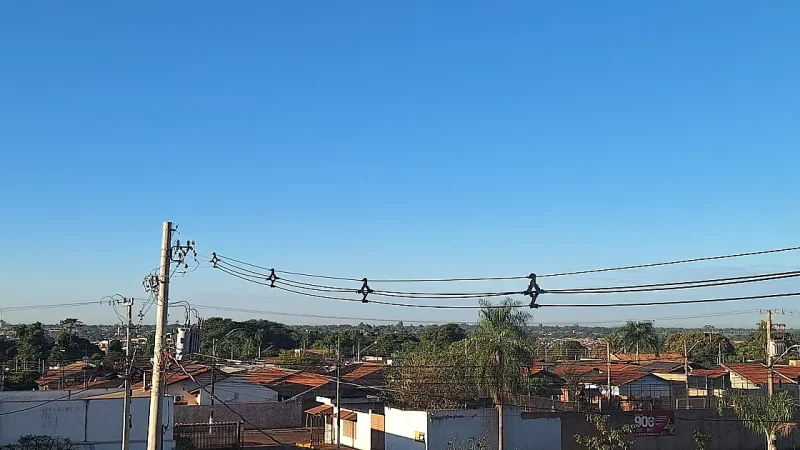 Sábado amanhece ensolarado, mas frente fria provoca chuva e risco de tempestades em MS
