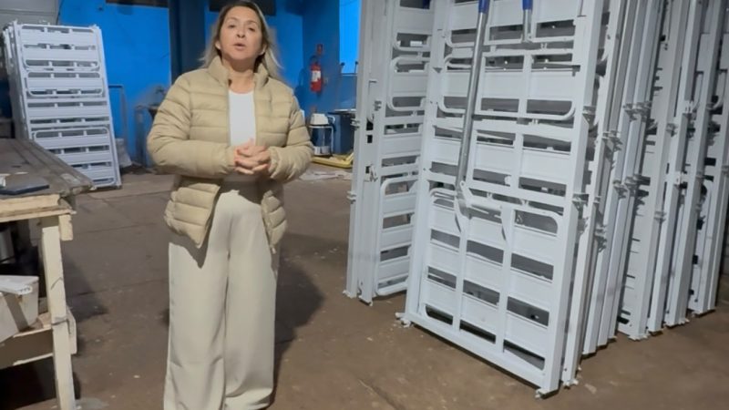 Lia Nogueira cobra explicações sobre camas hospitalares novas deixadas ao relento em Dourados
