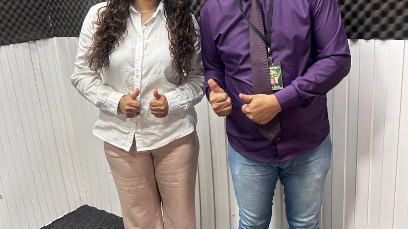 “O maior programa social é o emprego”, defende pré-candidata Ariane Tavares em bate-papo na rádio
