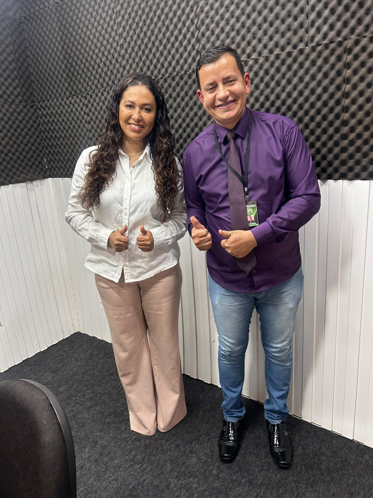 “O maior programa social é o emprego”, defende pré-candidata Ariane Tavares em bate-papo na rádio