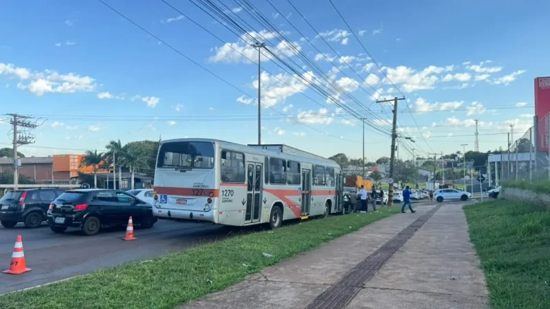 Acidente com carros e ônibus provoca tumulto na Avenida Gury Marques