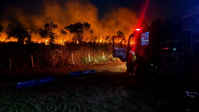 Ação conjunta controla focos de incêndio próximos à área urbana de Bela Vista