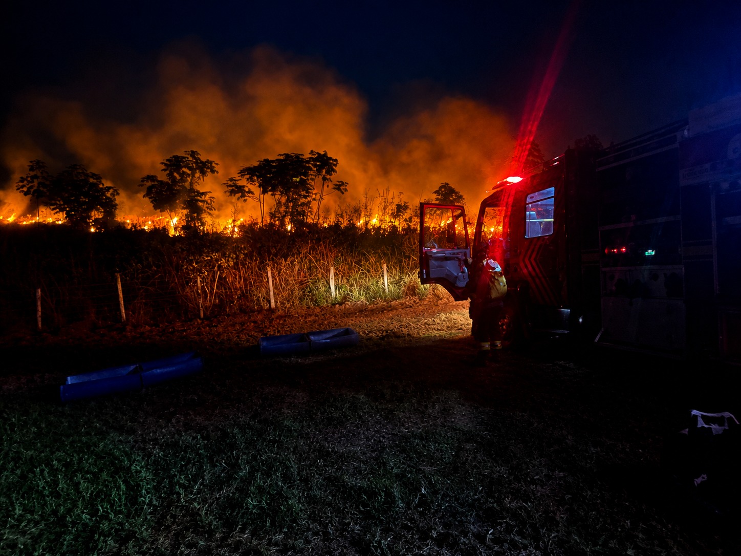 Ação conjunta controla focos de incêndio próximos à área urbana de Bela Vista