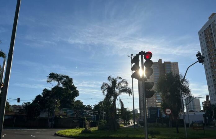 Semana começa com calor e tempo firme na Capital, mas chuva se aproxima