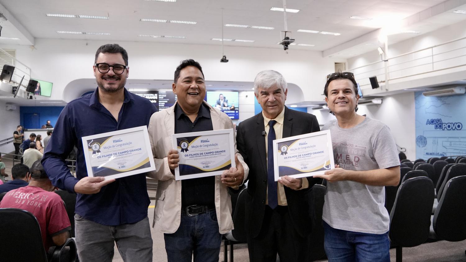 Vereador Veterinário Francisco homenageia Trio Os Filhos de Campo Grande e Magron Escobar na Câmara Municipal