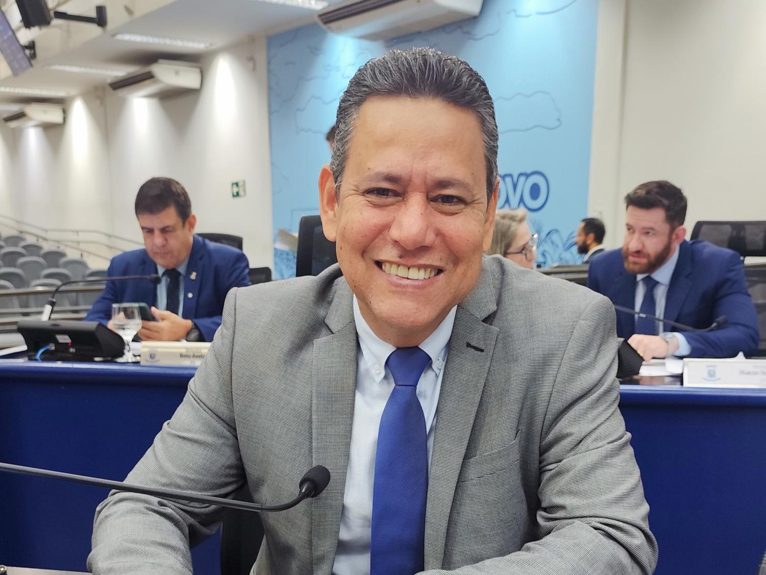 Vereador Clodoilson Pires reforça pedidos por tapa-buraco, patrolamento e cascalhamento nos bairros