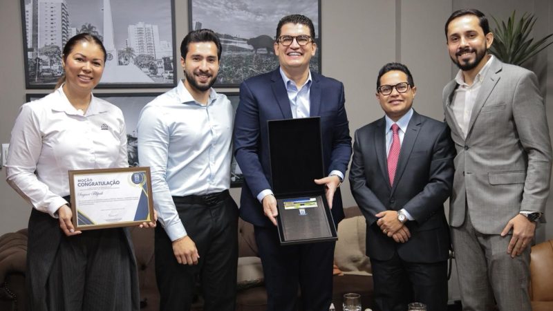 Papy entrega Moção de Congratulação a empresários e diretor de hospital da Capital