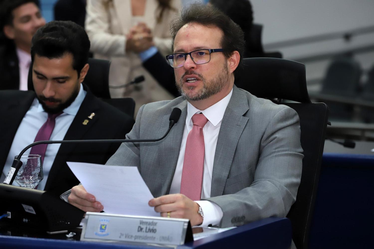 Câmara aprova projeto sobre tratamento de dependentes químicos e emenda de Dr. Lívio reforça caráter de saúde pública