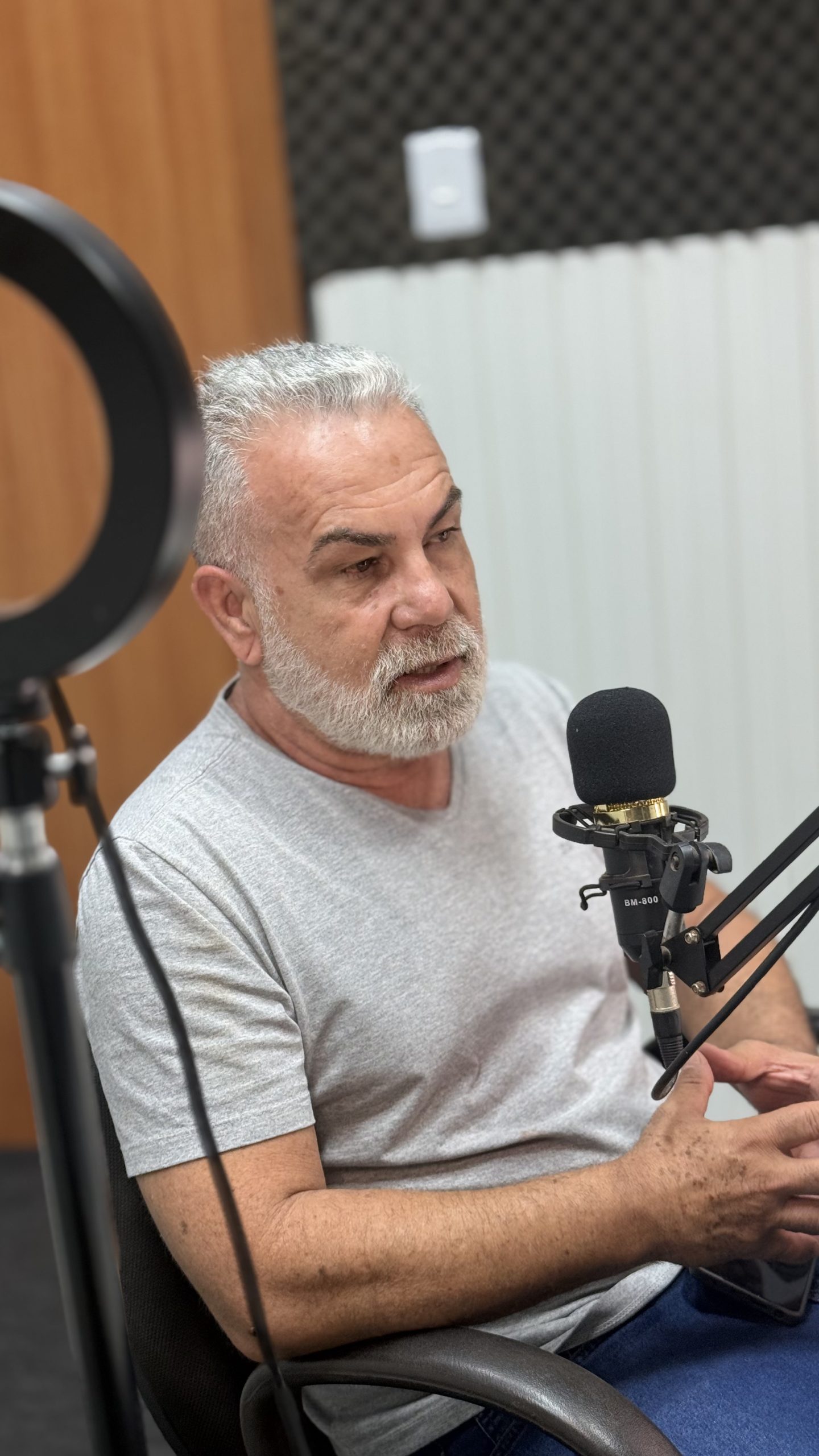 Em entrevista à Rádio Voz Amiga, Roberto Mateus defende fiscalização rigorosa, saúde pública e justiça social na educação