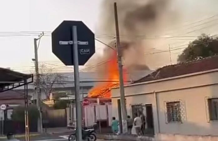 Casa é destruída por incêndio no bairro Cabreúva e moradora perde tudo o que tinha