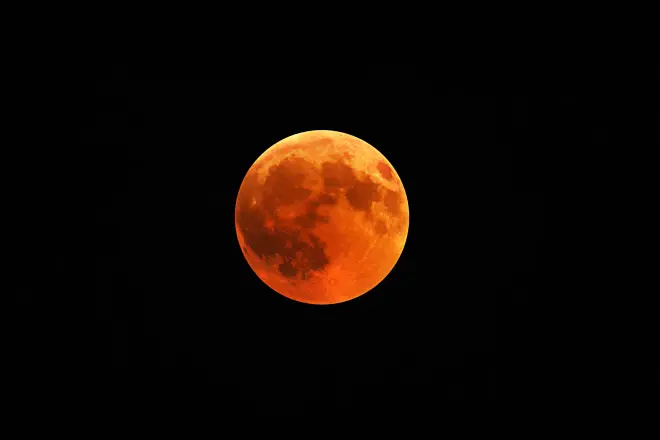 Lua fica ‘vermelha’ em eclipse quase total que poderá ser visto em MS