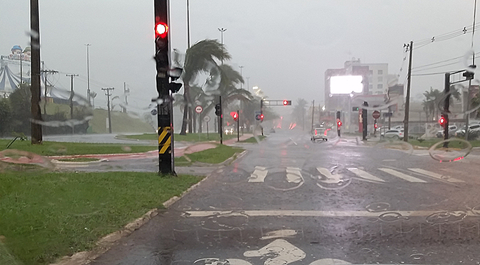 Campo Grande amanhece com chuva no aniversário de 127 anos após dias de tempo seco