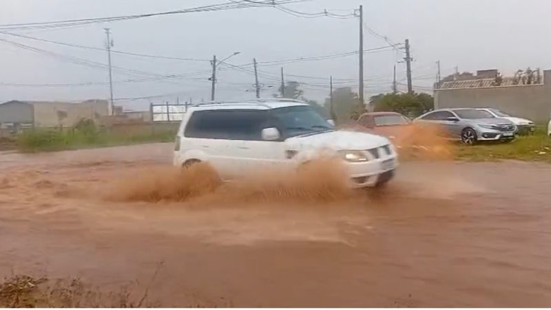 Em bairro da Capital, ruas viram rios durante chuvas