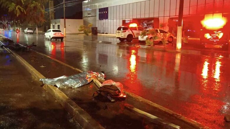 Ciclista morre ao ser atingido por Toyota em cruzamento