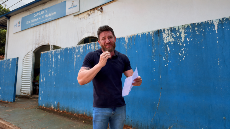 Prefeitura alega dificuldade com fornecedores, mas Maicon Nogueira encontra em farmácia medicamentos que faltam nos CAPS