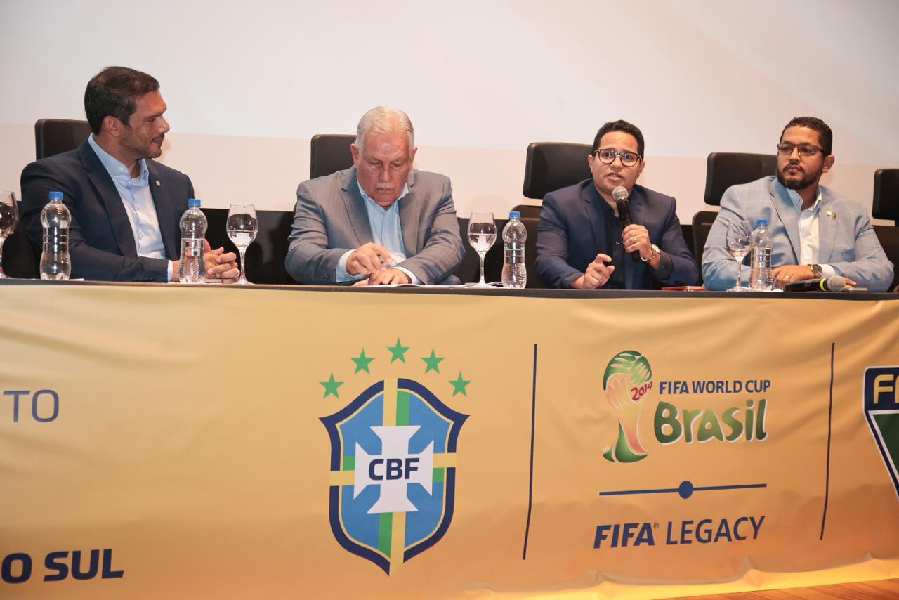 Presidente da CBF é homenageado por vereadores em agenda de entregas para o futebol da Capital
