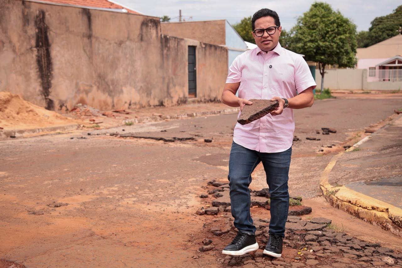 Pé no Bairro: Papy percorre o Recanto dos Rouxinóis e cobra recuperação urgente das vias