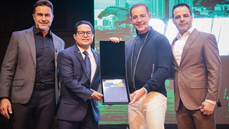 Presidente Papy homenageia fundador da maior escola de negócios do mundo com Título de Visitante Ilustre