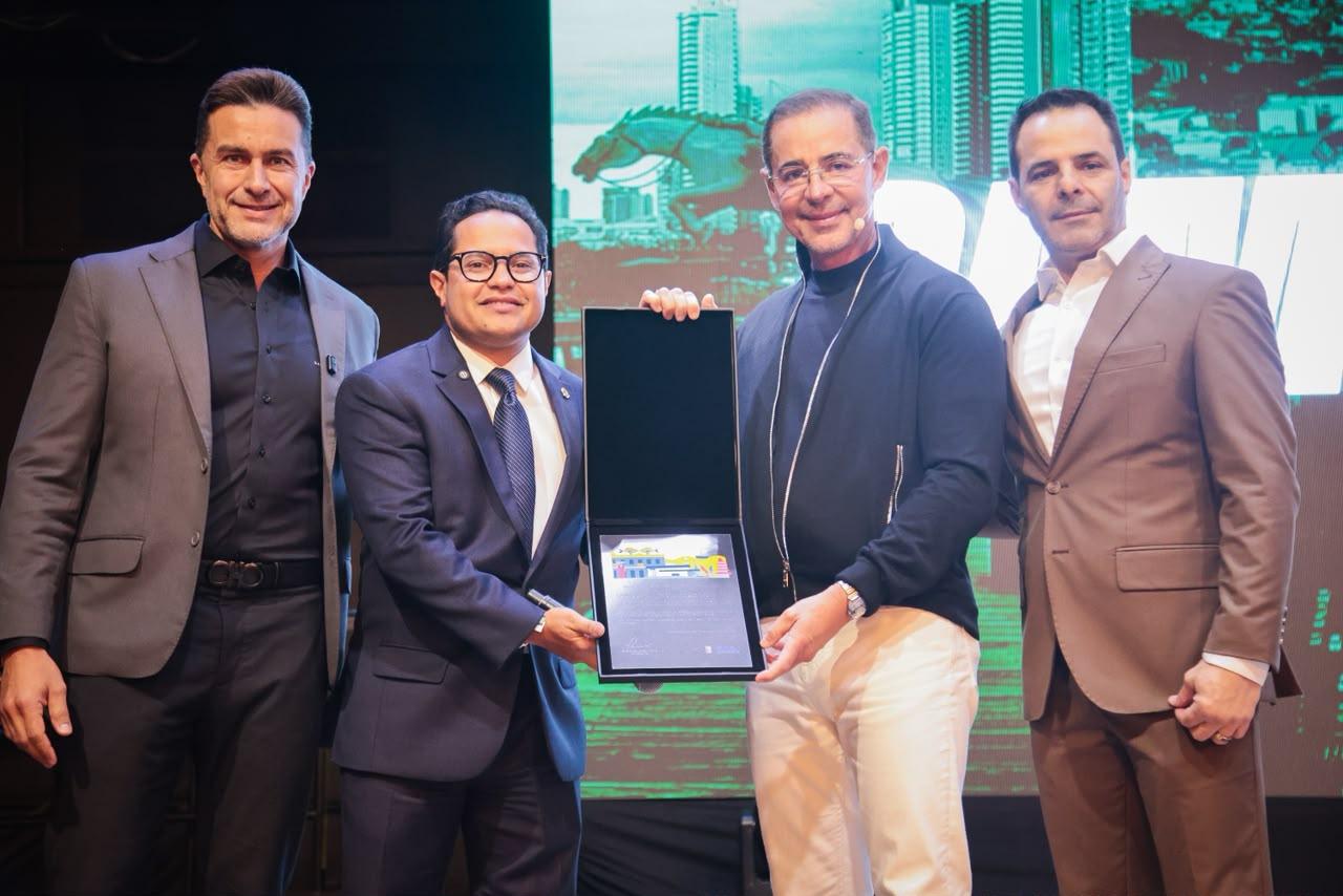Presidente Papy homenageia fundador da maior escola de negócios do mundo com Título de Visitante Ilustre