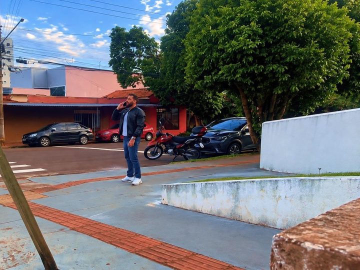 Semáforos com falhas travam cruzamento, e vereador Maicon Nogueira cobra explicações sobre contrato de R$ 24 milhões