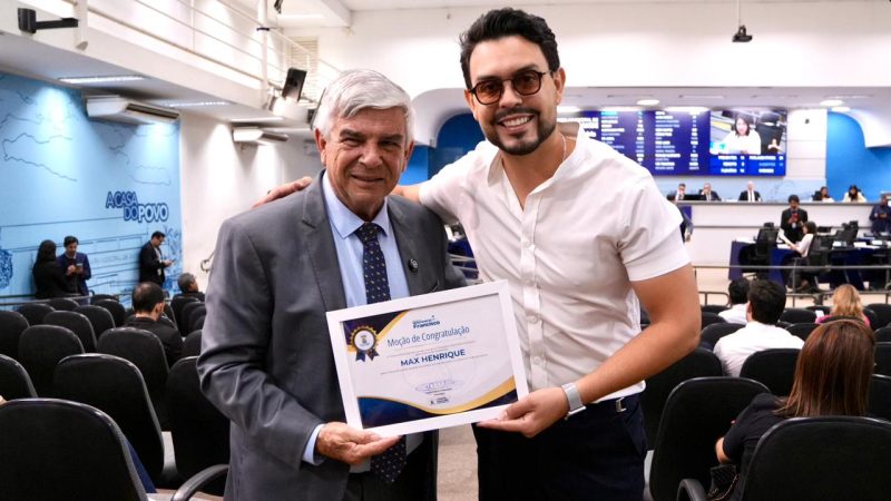 Vereador Veterinário Francisco homenageia cantor Max Henrique por trajetória na música