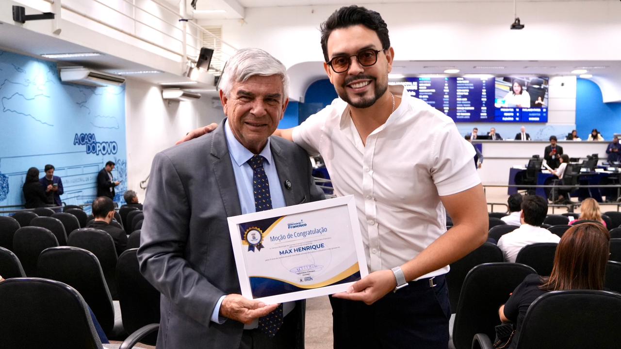 Vereador Veterinário Francisco homenageia cantor Max Henrique por trajetória na música