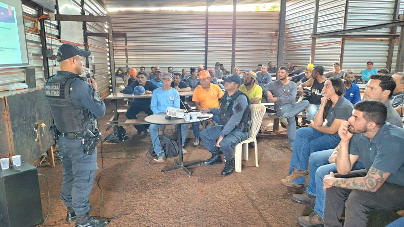 Palestra sobre violência contra a mulher encerra Agosto Lilás em canteiro de obras