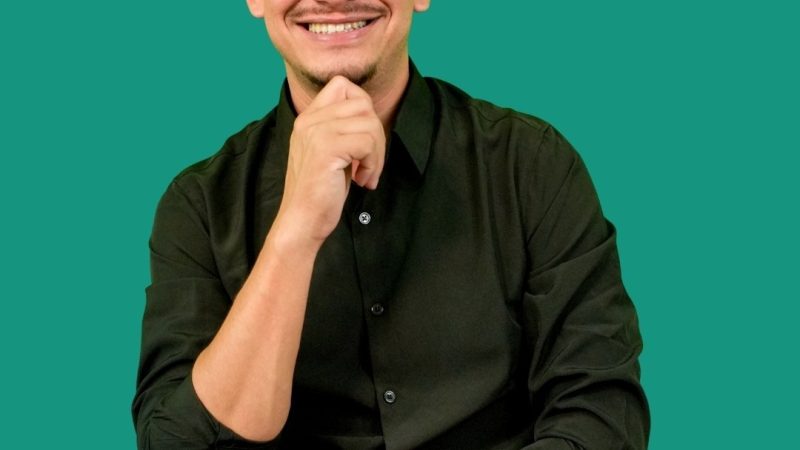 Professor Fábio Rodrigues Defende Equiparação Salarial dos Educadores e Descentralização da Saúde em Entrevista à Rádio Voz Amiga