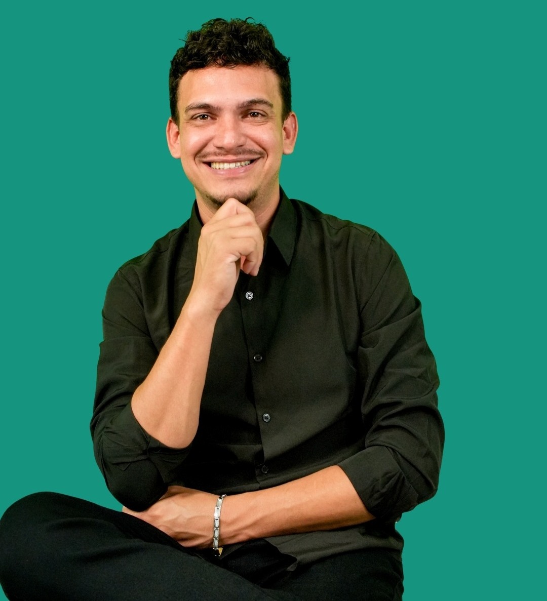 Professor Fábio Rodrigues Defende Equiparação Salarial dos Educadores e Descentralização da Saúde em Entrevista à Rádio Voz Amiga