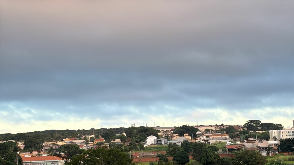Após temporal, Capital tem domingo com mais chuva e queda de temperatura