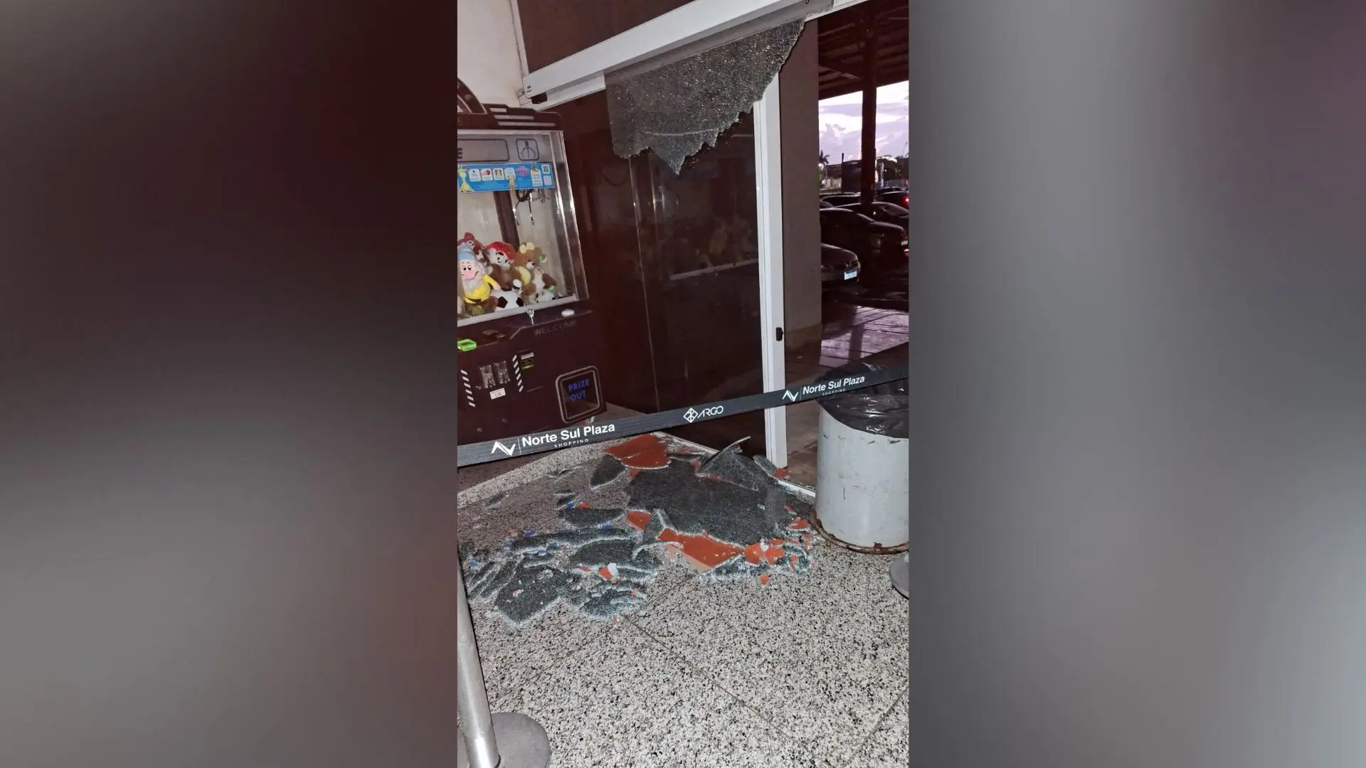 Tempestade estoura porta de vidro e deixa clientes de shopping no escuro em Campo Grande
